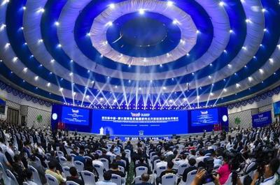 第四屆中國(guó)-蒙古國(guó)博覽會(huì)暨國(guó)家向北開放經(jīng)貿(mào)洽談會(huì)開幕式現(xiàn)場(chǎng)。